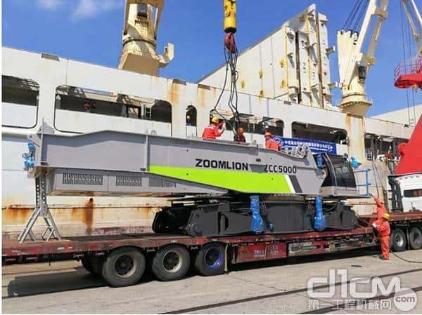 中联重科ZCC5000履带起重机为千岛之国基建增热