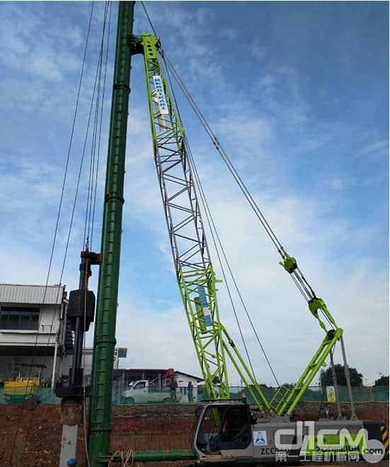中联重科ZCC5000履带起重机为千岛之国基建增热