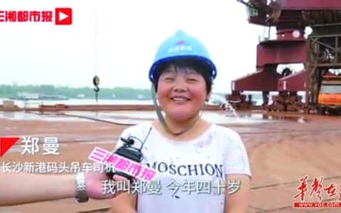 “女司机”开大吊车：这活要胆大心细