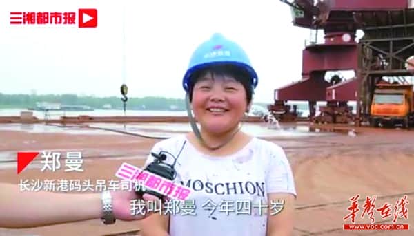 “女司机”开大吊车：这活要胆大心细