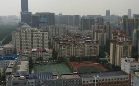 6辆巨无霸吊车现身西安高新某小区，强制拆除违规加盖的活动房