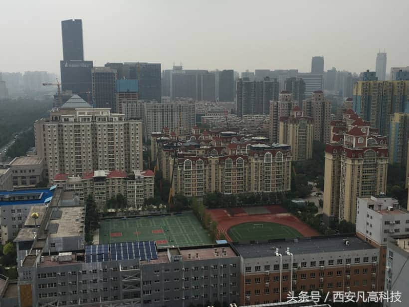 6辆巨无霸吊车现身西安高新某小区,强制拆除违规加盖的活动房