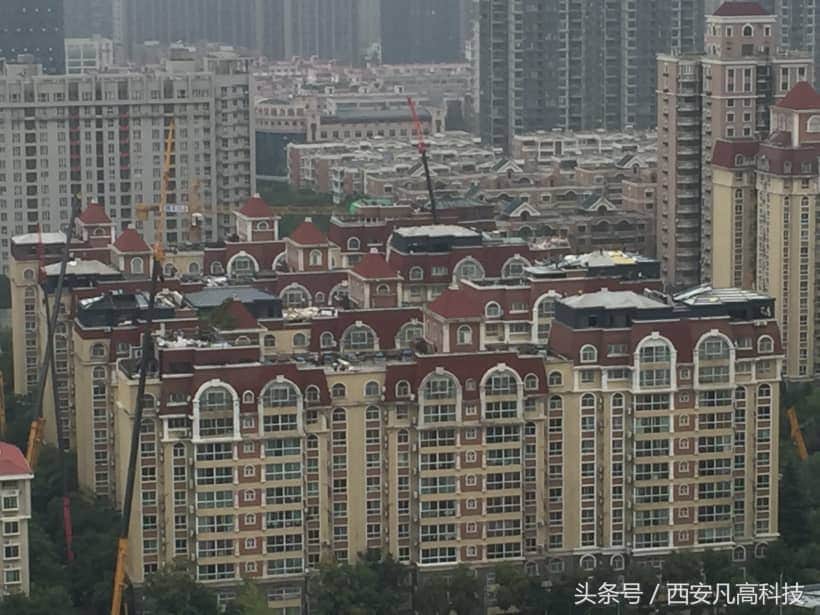 6辆巨无霸吊车现身西安高新某小区,强制拆除违规加盖的活动房