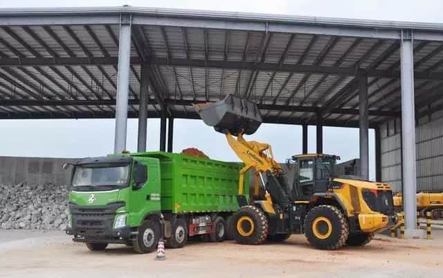 「动态」垂直举升铲车,这才是中国创新应有的样子;中国出口印尼大吨位履带吊出海
