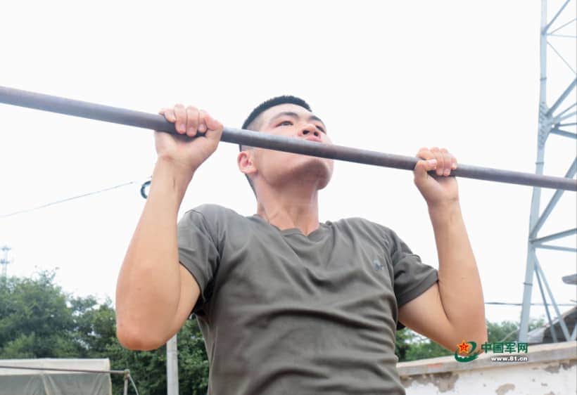 从“吊车尾”到报务比赛第一 这名列兵是如何做到的