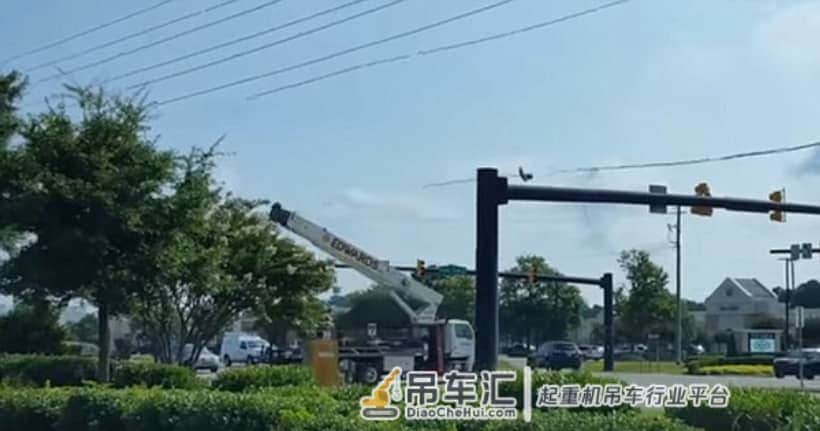 起重机司机忘记降下吊臂拉断线杆致大面积停电