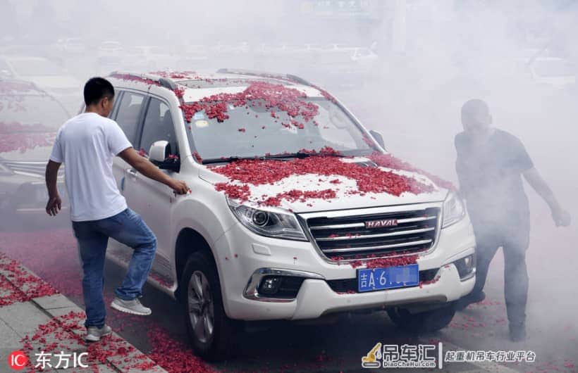 长春小伙迎亲动用百万大吊车放鞭炮 忙坏了环卫工