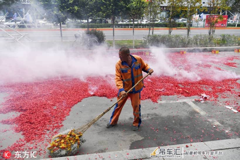 长春小伙迎亲动用百万大吊车放鞭炮 忙坏了环卫工