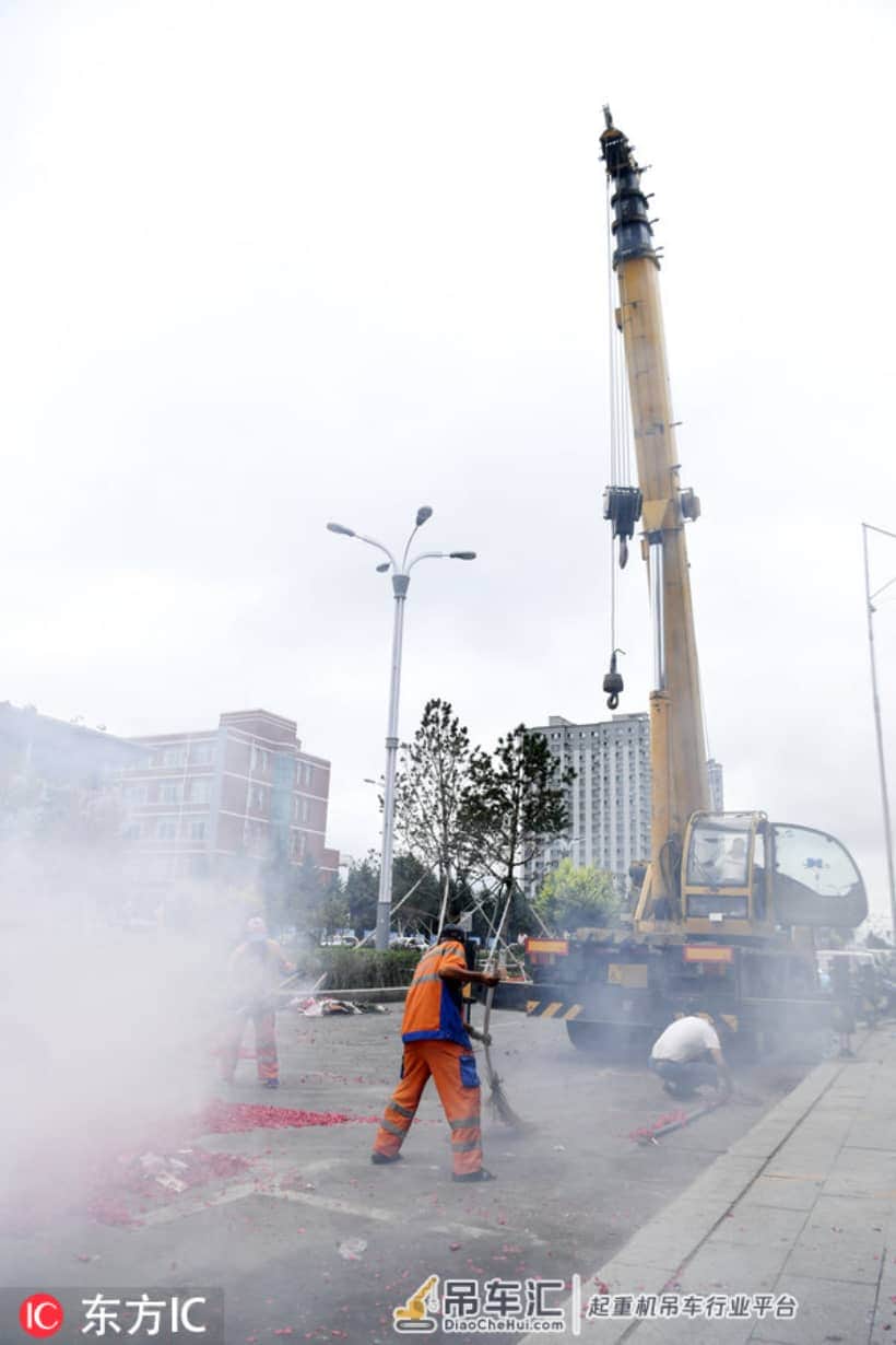 长春小伙迎亲动用百万大吊车放鞭炮 忙坏了环卫工