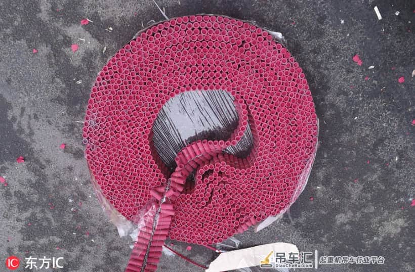 长春小伙迎亲动用百万大吊车放鞭炮 忙坏了环卫工