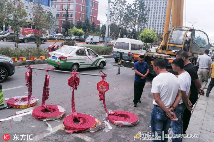 长春小伙迎亲动用百万大吊车放鞭炮 忙坏了环卫工