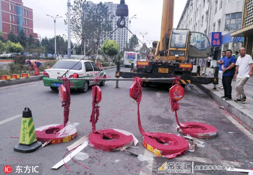 长春小伙迎亲动用百万大吊车放鞭炮 忙坏了环卫工