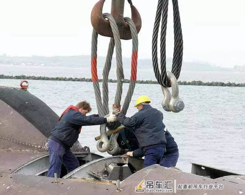 这次玩大的！利勃海尔400t与德马格600t联吊德国潜艇！