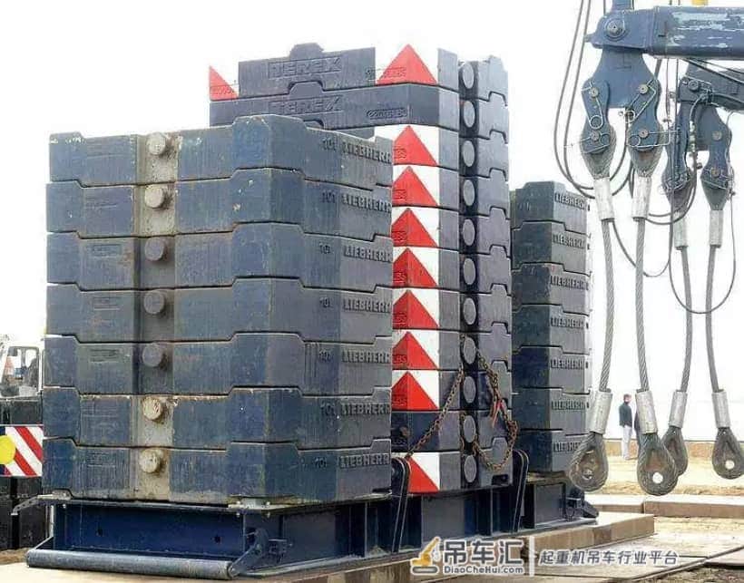 这次玩大的！利勃海尔400t与德马格600t联吊德国潜艇！