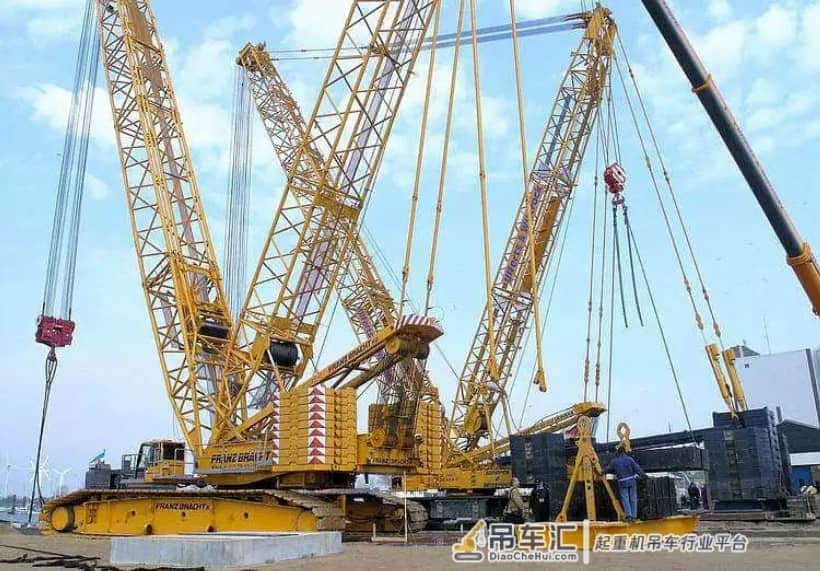 这次玩大的！利勃海尔400t与德马格600t联吊德国潜艇！