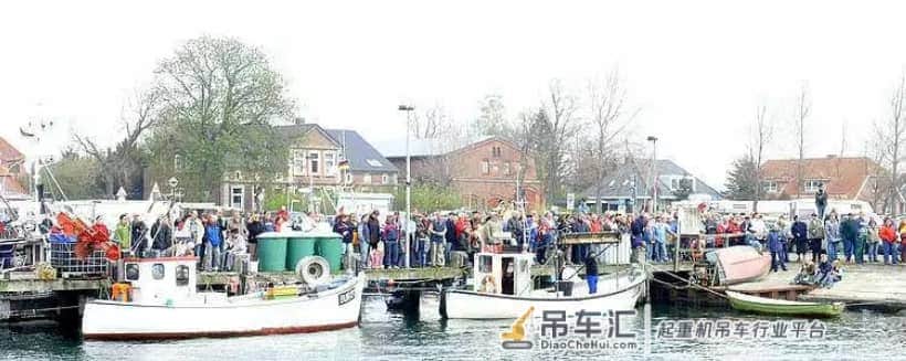 这次玩大的！利勃海尔400t与德马格600t联吊德国潜艇！