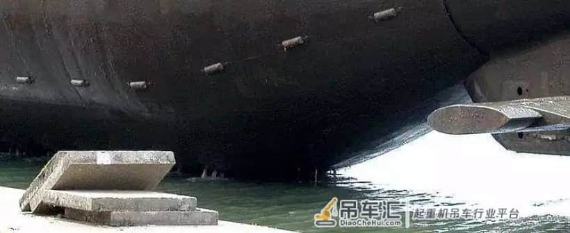 这次玩大的！利勃海尔400t与德马格600t联吊德国潜艇！