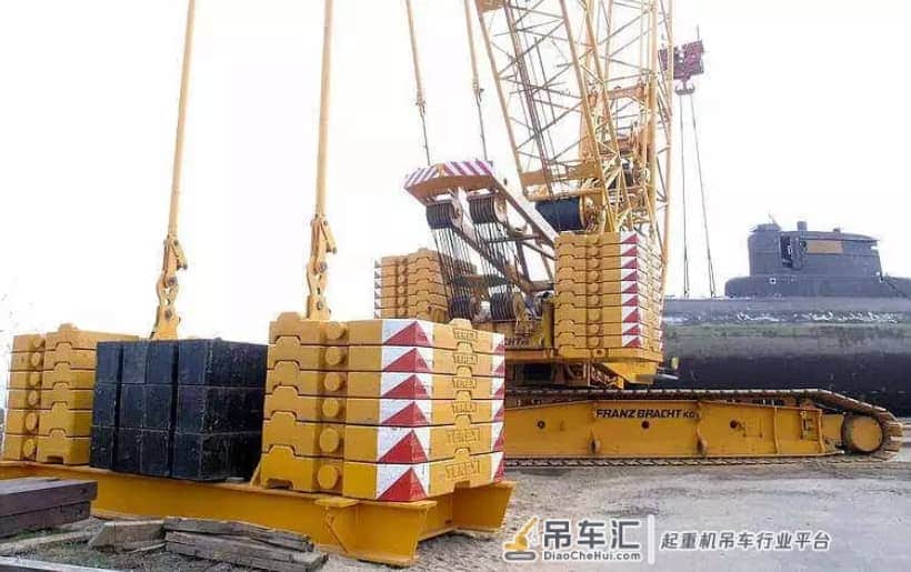 这次玩大的！利勃海尔400t与德马格600t联吊德国潜艇！