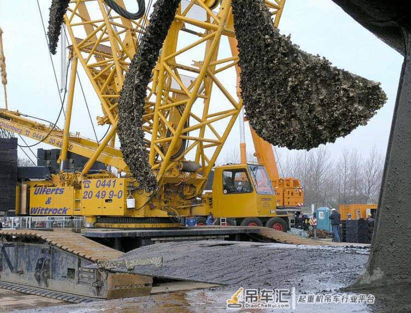 这次玩大的！利勃海尔400t与德马格600t联吊德国潜艇！