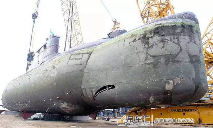 这次玩大的！利勃海尔400t与德马格600t联吊德国潜艇！
