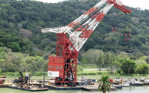 二战德国造114米浮式起重机 77年后这个巨无霸依旧能用