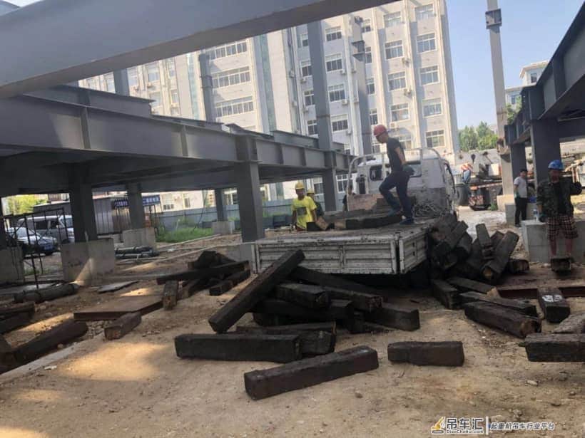 没10年吊装经验,玩不出这招“空中支腿”!
