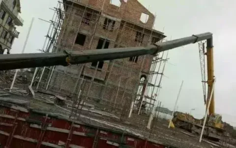 疏于保养出事故，吊车上省的那点钱全搭进维修费里了！