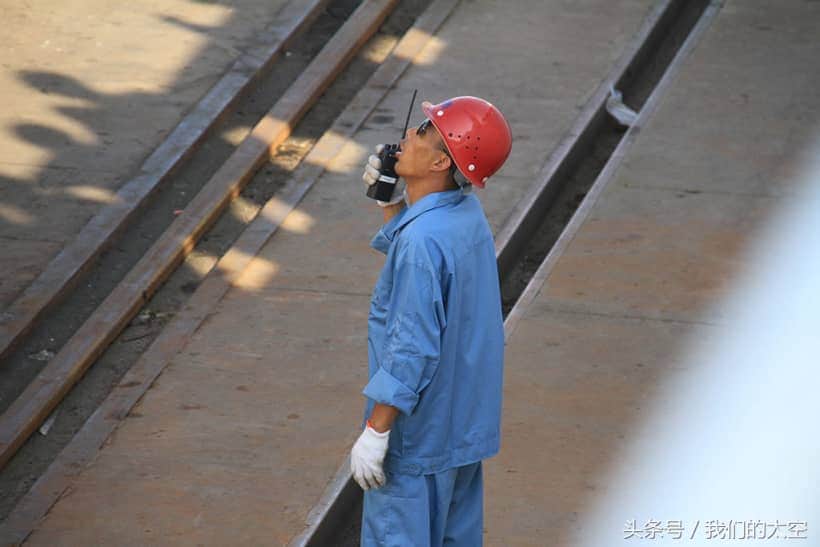 中国卫星海上测控部火箭运输船队有一位“吊装王”