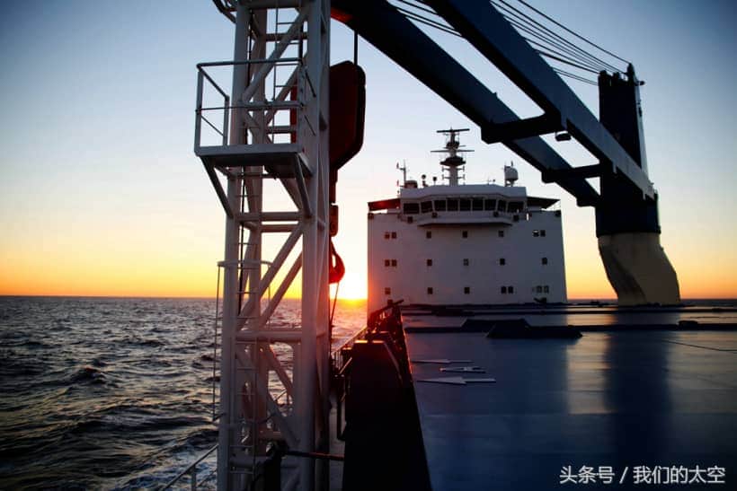 中国卫星海上测控部火箭运输船队有一位“吊装王”
