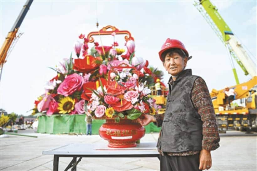 天安门广场中心花坛完成吊装 设计师揭秘诞生过程