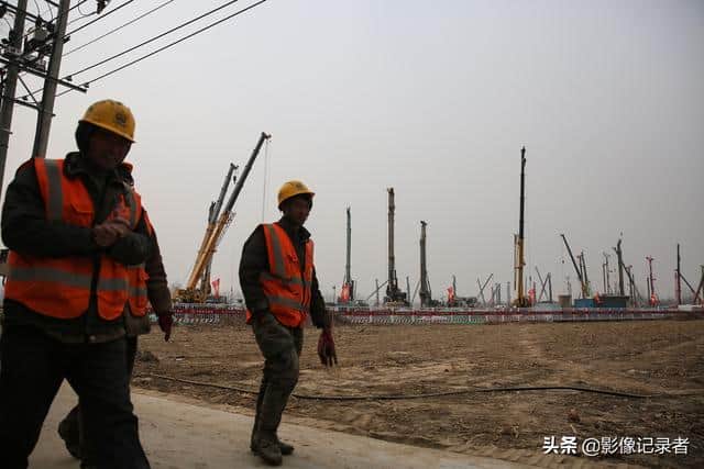 壮观!“亚洲最大高铁站”吊车林立,住在工地旁部分村民已搬迁