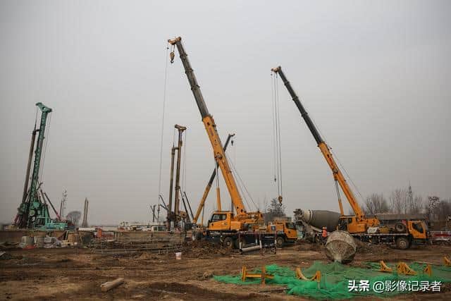 壮观!“亚洲最大高铁站”吊车林立,住在工地旁部分村民已搬迁
