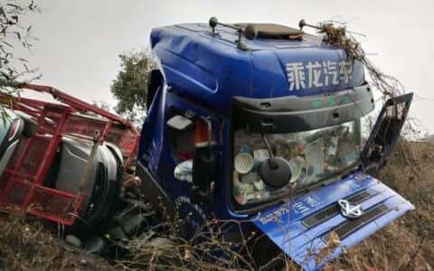 常德拖挂车“冲”下山坡 路政、养护、大吊车轮番上阵