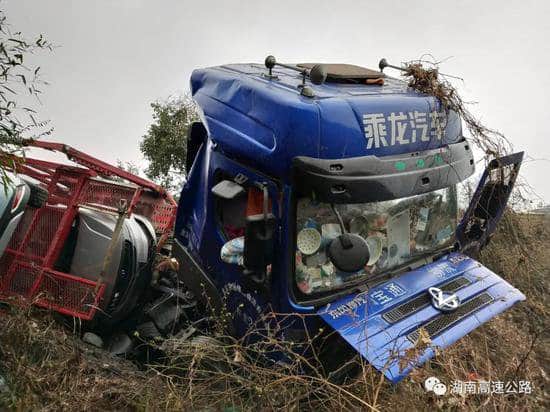 常德拖挂车“冲”下山坡 路政、养护、大吊车轮番上阵