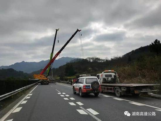 常德拖挂车“冲”下山坡 路政、养护、大吊车轮番上阵
