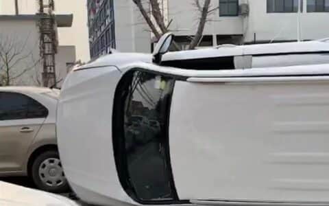 宝应一女司机油门当刹车，结果……