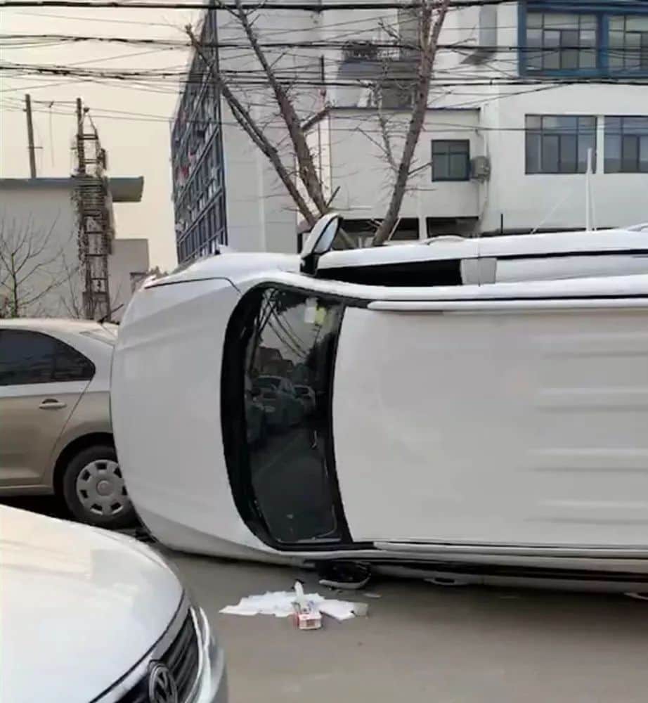 宝应一女司机油门当刹车，结果……