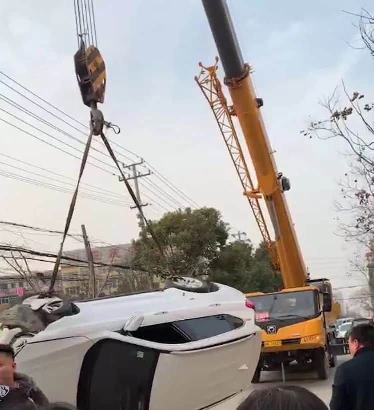 宝应一女司机油门当刹车，结果……