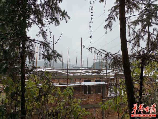 吊车施工“碰到”高压线,45户居民家中电器被烧坏