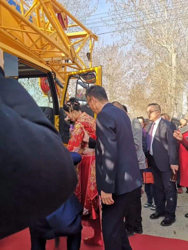 我的意中人是个盖世英雄,有一天他会开着大吊车来娶我!
