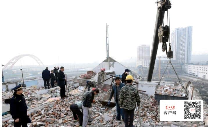 武汉12处高楼拆违,吊车运砖渣到隔壁工地回填
