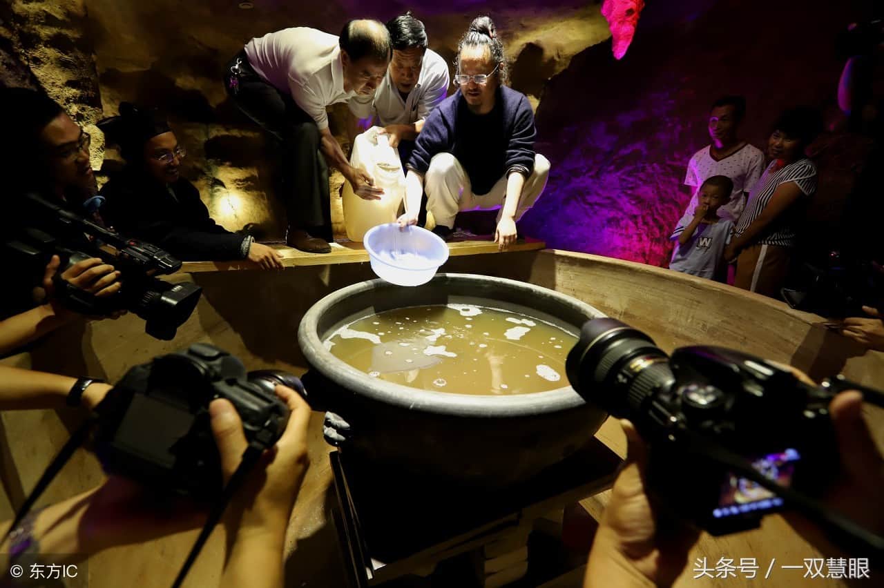 动用起重机不算还架起索道,几十人往山下运送一宝物,什么东西呀