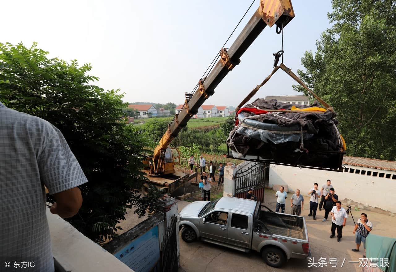 动用起重机不算还架起索道,几十人往山下运送一宝物,什么东西呀