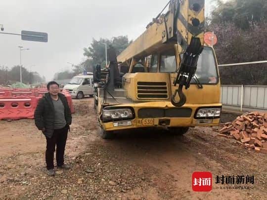 “自学成才”男子自认为技术过关  无证驾驶吊车 交警：行拘！