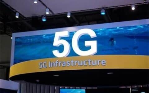 5G连接自动岸桥吊车控制操作通过无线网络抓取和运输集装箱
