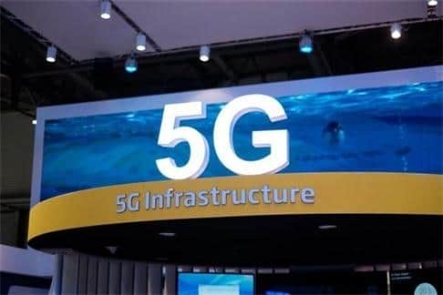 5G连接自动岸桥吊车控制操作通过无线网络抓取和运输集装箱