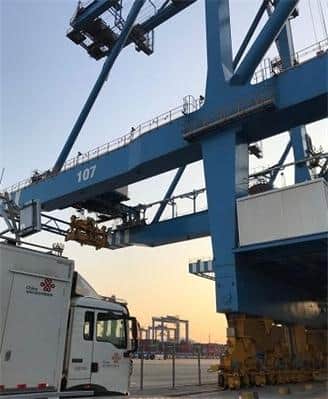 5G连接自动岸桥吊车控制操作通过无线网络抓取和运输集装箱