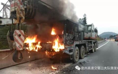 厦沙高速德化往三明方向：一大吊车行驶中起火，消防紧急排险！