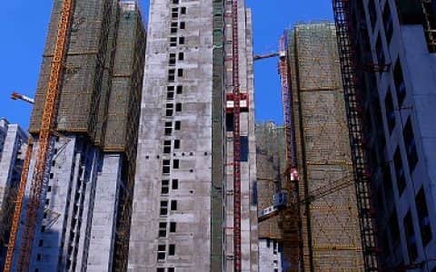 建筑施工塔式起重机配合升降机使用