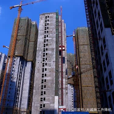 建筑施工塔式起重机配合升降机使用